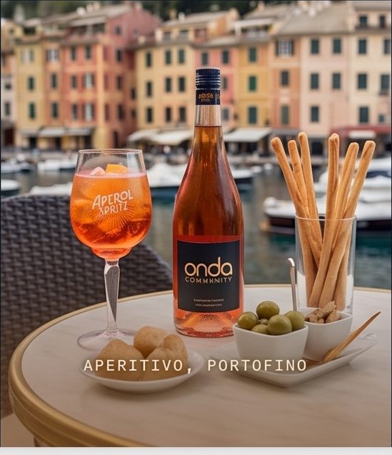 Aperitivo mit Spritz und Grissini vor den bunten Häusern von Portofino